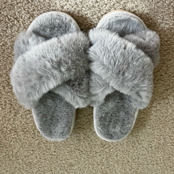 Comwarm Shoes - NWB Cozy Gray Faux Fur Women's Slippers